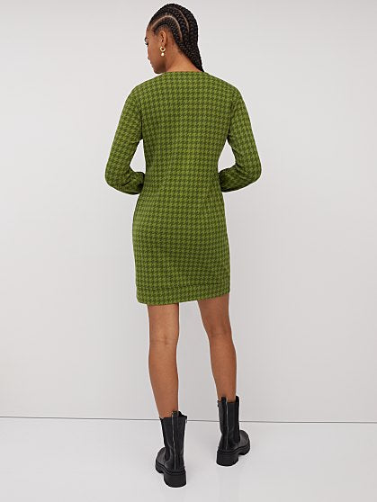 69.95 VNECK HOUNDS SHIFT