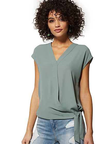 39.95 SOLID TIE SURPLICE