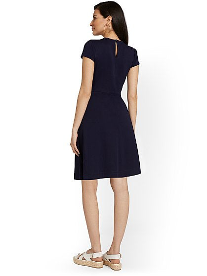 42.95 PLEATED NCK FLARE