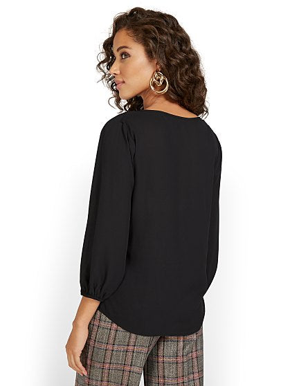 39.95 SPLITNECK BLOUSE