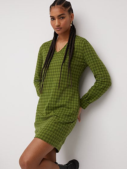 69.95 VNECK HOUNDS SHIFT