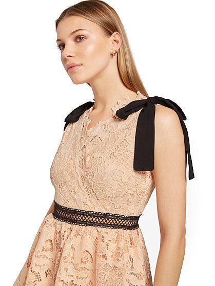 FLORAL LACE 3 TIER V NECK